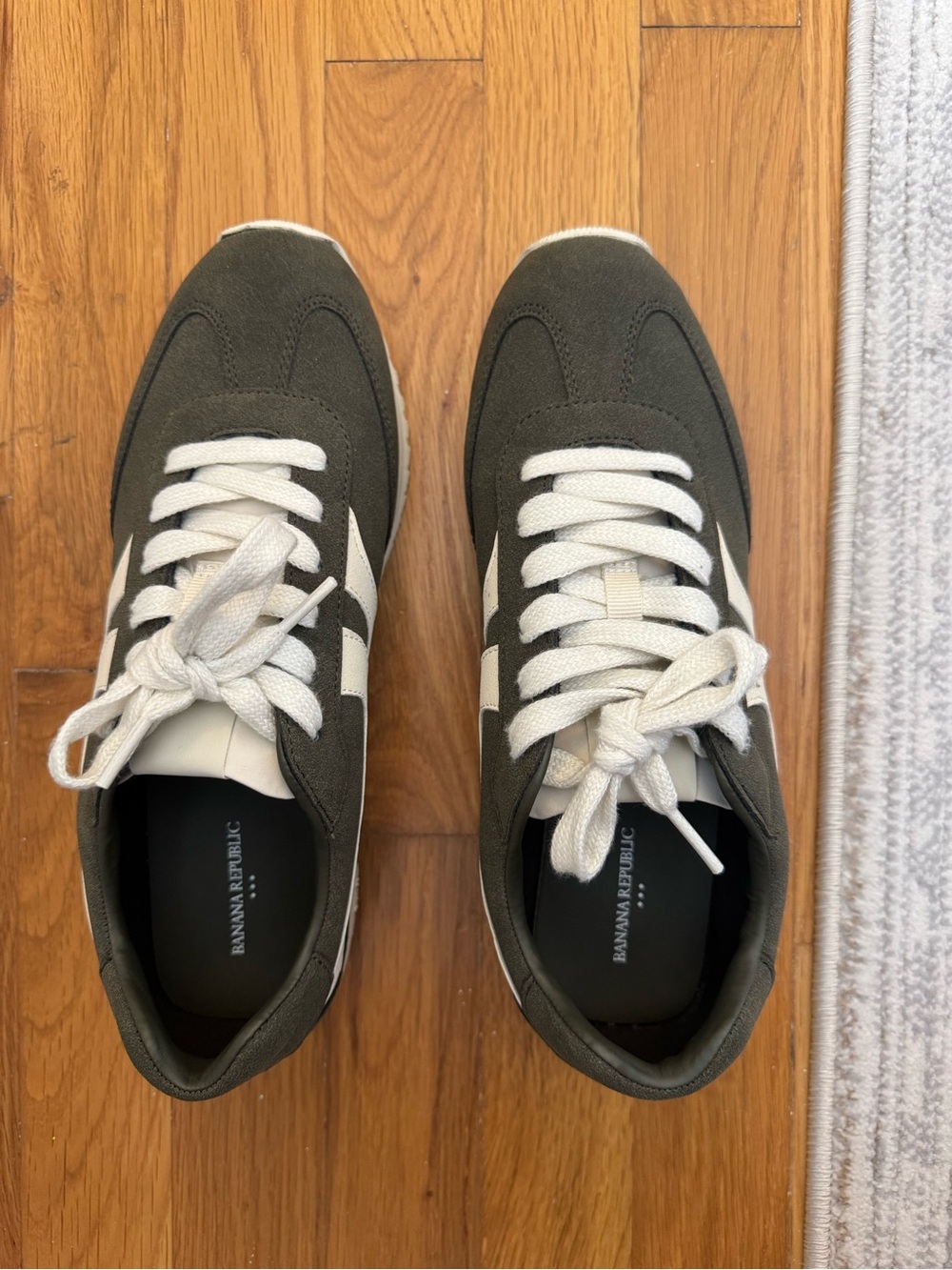 Banana Republic Men's Olive and White Low-Top Sneakers
